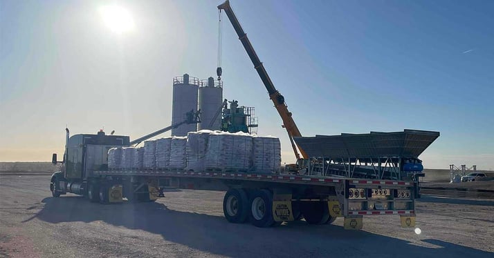 53-foot-flatbed-trailer-hauling-pallets