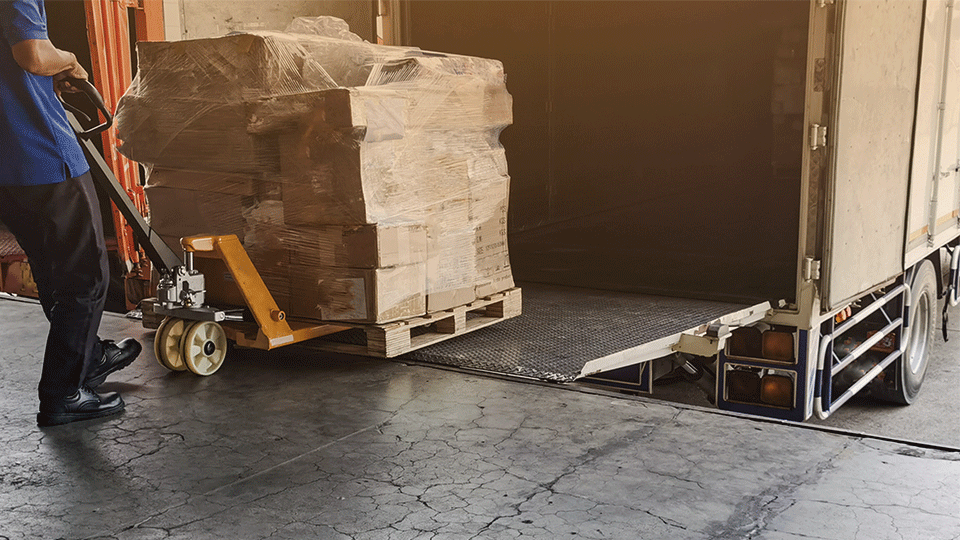 Lumper-worker-unloading-pallet