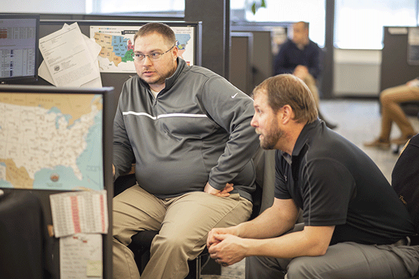 logistics-sales-manager-coaching-sales-representative